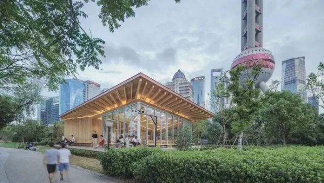 上海滨水空间建了许多"驿站",谁在那里歇脚,看书,吃饭,发呆