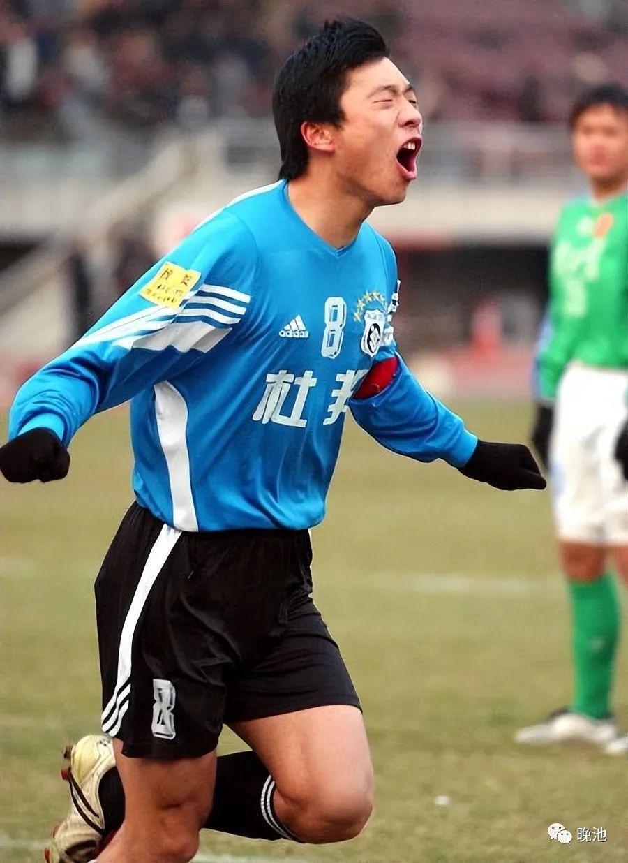 大连足球史上今天:2003年11月26日实德甲a收官战2-1深圳,主场球迷悼念