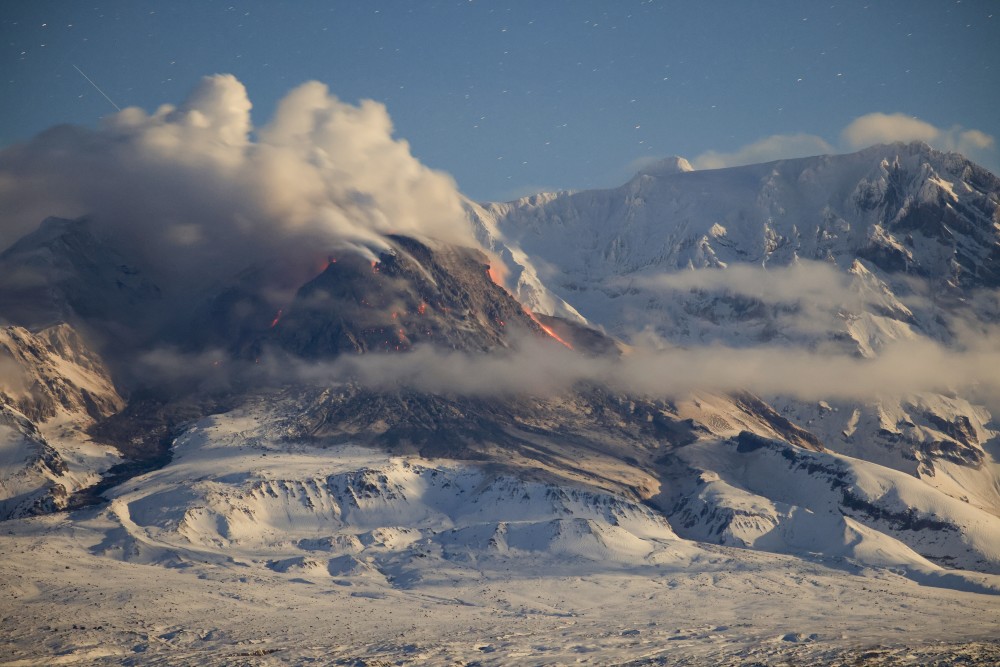 俄科学家说俄希韦卢奇火山高度活跃