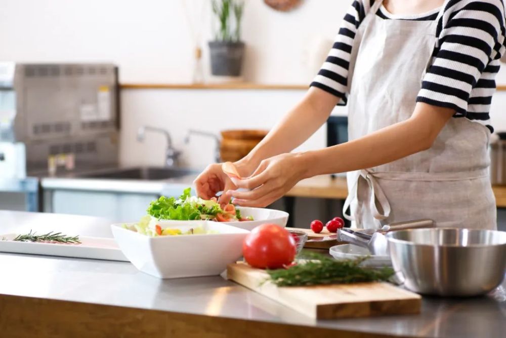 由成都95后女生张要红组建的上门做饭团队,开始走红网络,由小厨娘出售