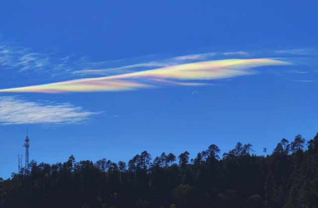 云南丽江现惊艳七彩祥云 天际多彩斑斓美如仙境