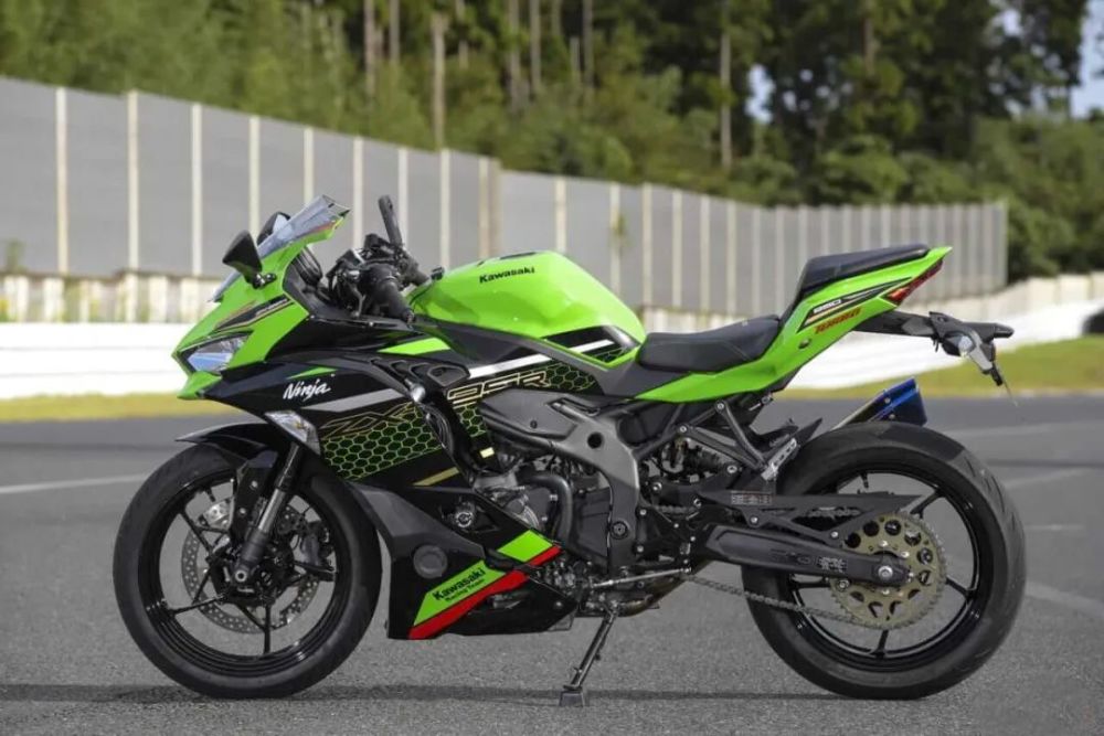 峰值马力63匹极速250kmh川崎zx25r涡轮增压版要来了