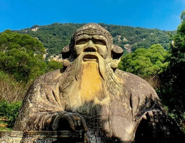 清源山是泉州十八景之一,也是国家级重点风景名胜区,由清源山,九日山