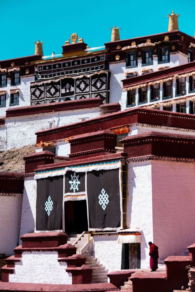 甘丹寺:矗立在旺波日山上的"天空之城",在这里见天地见万物_腾讯新闻