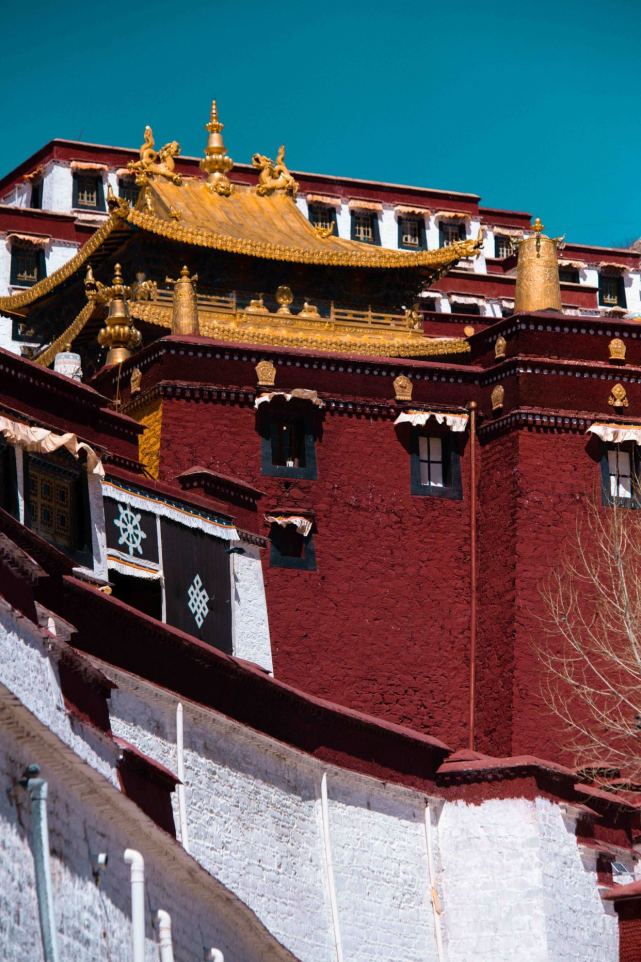 甘丹寺:矗立在旺波日山上的"天空之城",在这里见天地见万物