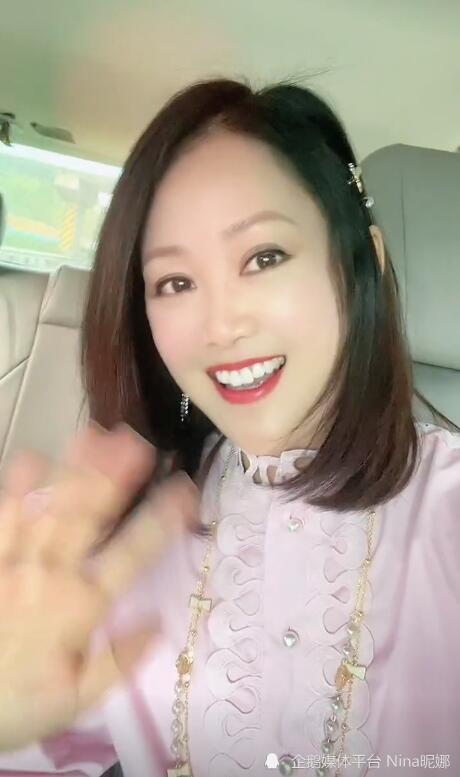 53岁"祝英台"梁小冰开车出游,穿粉色出道30年没变化,五官撞脸陈乔恩