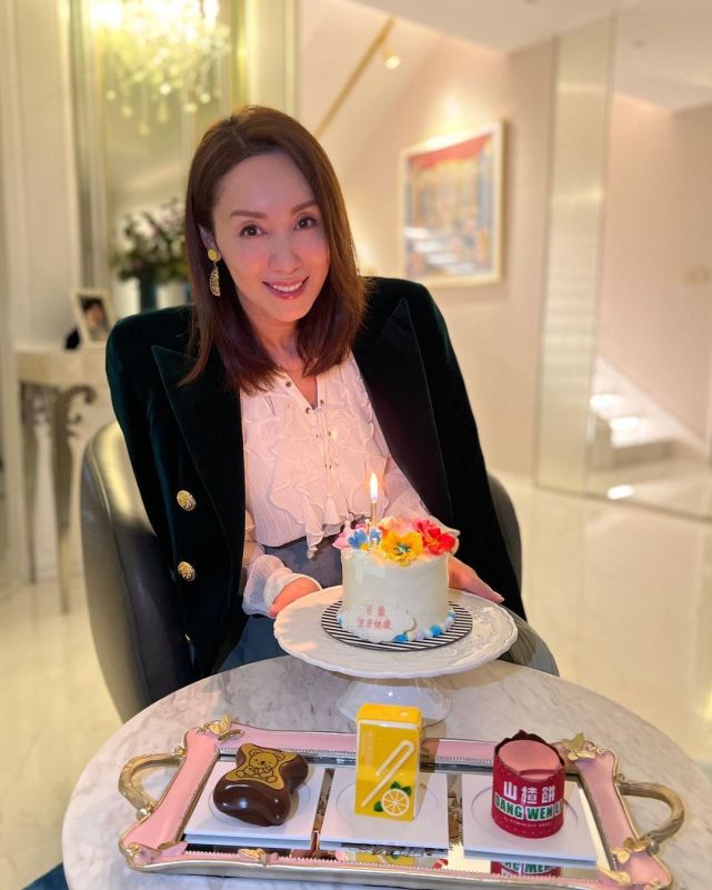 郭可盈庆52岁生日被老公拥入怀里太甜蜜12岁女儿越来越漂亮