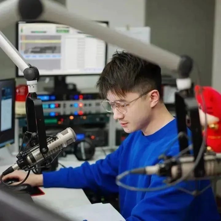 浙江之声主持人  崔麒从"为何读金庸"到"茅盾盛典回家",从"德寿宫那面
