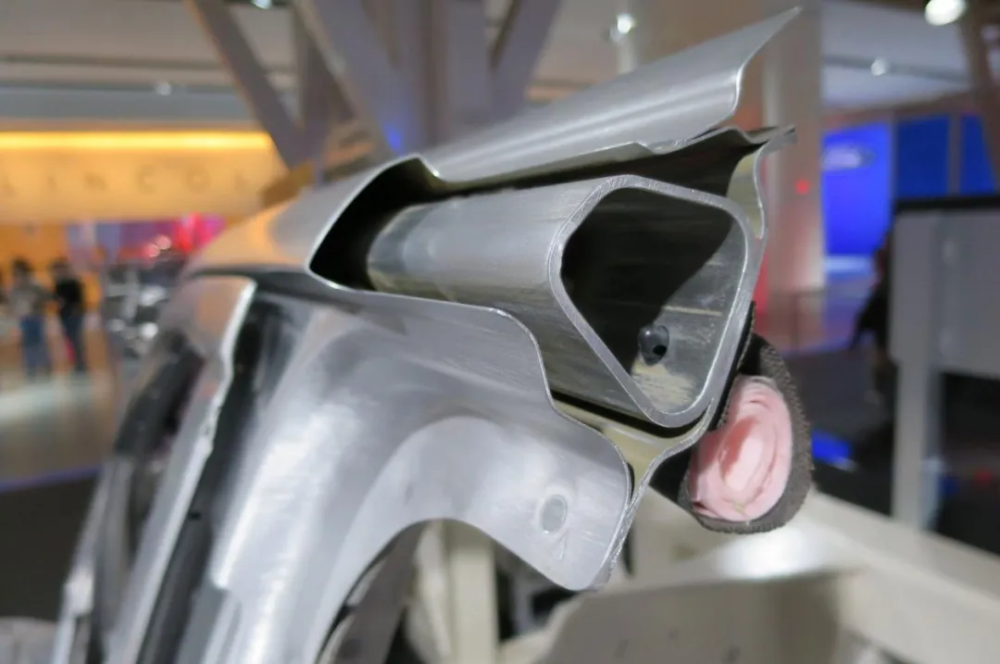 问界m7中保研测试a柱变形工程师回应a柱变形不安全