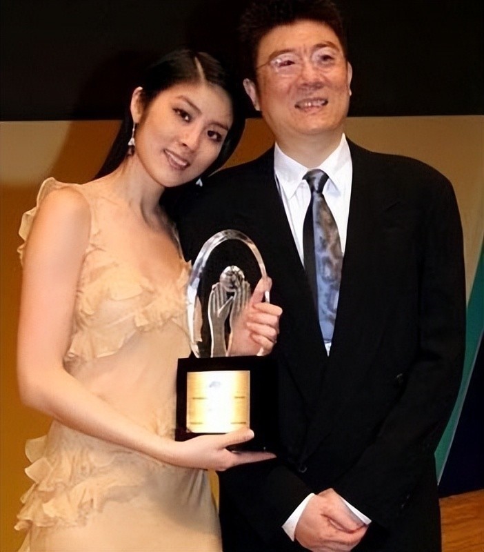 此外她的父亲是香港身价百亿的珠宝大亨,被誉为"珠宝大王"的陈崇伟