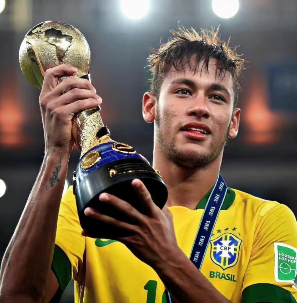 说内马尔神似杨祐宁,但有巨星光环加持的内马尔,拥有着独一无二的帅气