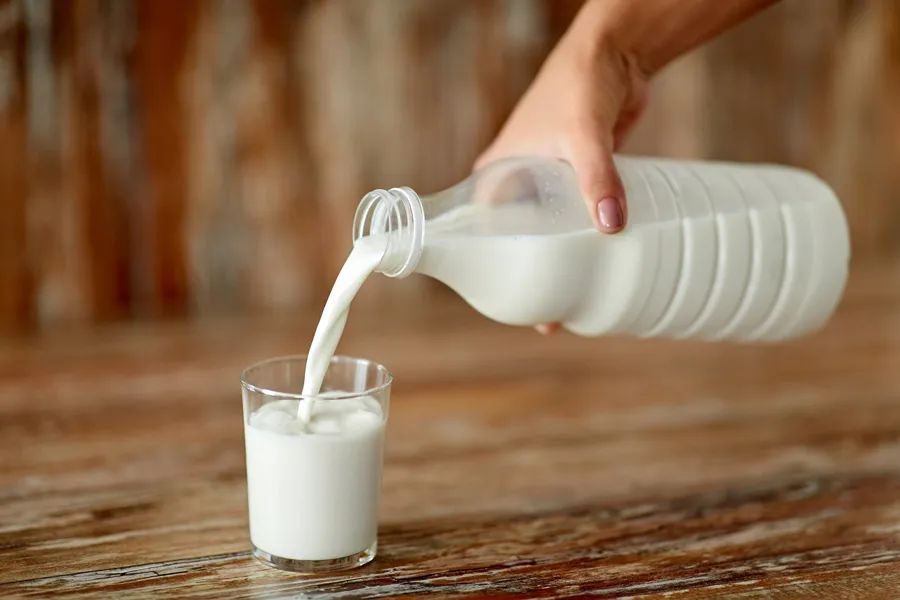 北大学者发现，经常喝牛奶，增加中国人肝癌和乳腺癌风险