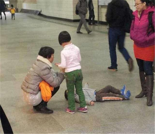 孩子想买玩具被拒绝，当众撒泼打滚，你的做法影响孩子的心理状态_腾讯新闻