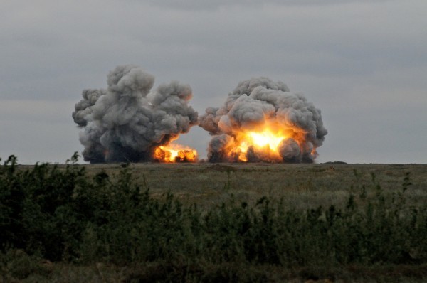 俄投下500公斤级温压弹，炸毁阵地堡垒，几百米内乌军全部被炸翻小学英语教科版和人教版区别