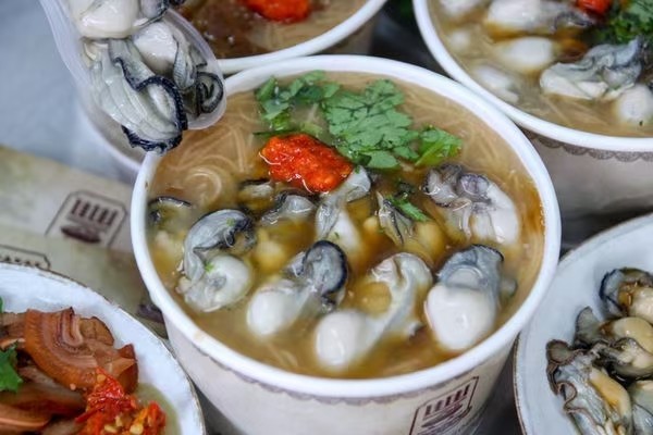 营业10年的人气老店,当日熬煮的面线浓郁滑溜,加入