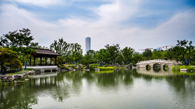 上海世博文化公園南區內,正在建設中的