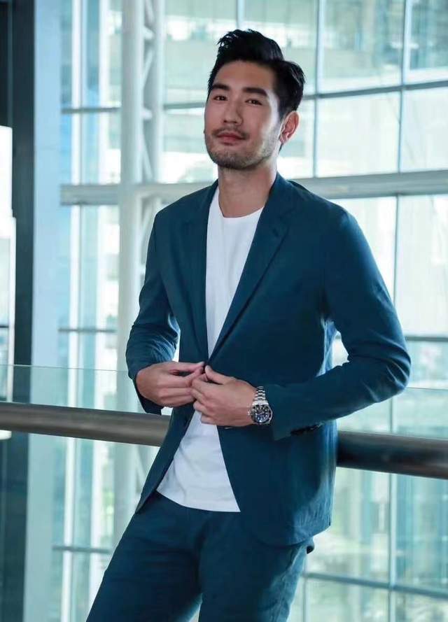 高以翔去世三周年,生前女友晒旧照深情悼念,粉丝站雨中不舍离开-腾讯