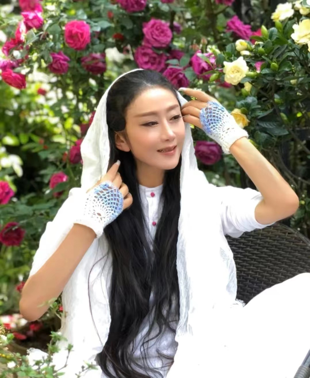 64岁杨丽萍太拼命!连续5场演出不停歇,身形纤细状态宛如少女