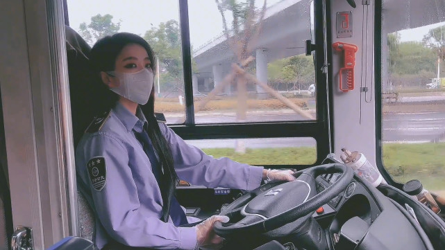 最美公交女司机走红,工作服配精致妆容绝了!网友:申请加入