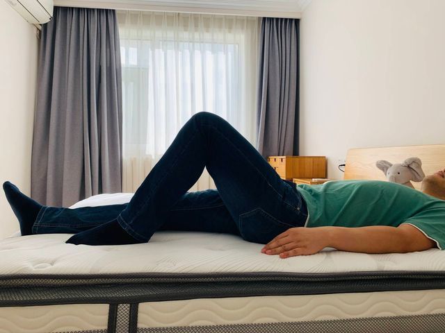 如何测试床垫与人体的贴合度,当你平躺在床垫上时,手伸到颈部,腰部等