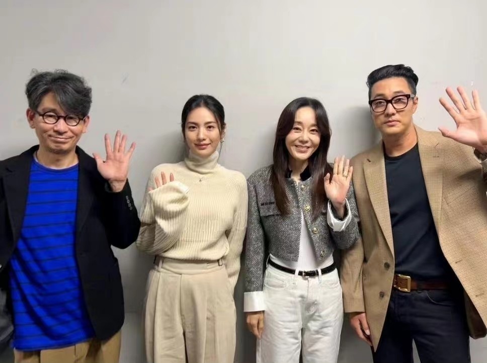 苏志燮婚后首度与小17岁嫩妻秀恩爱,女方肤白貌美紧挽老公手臂_腾讯