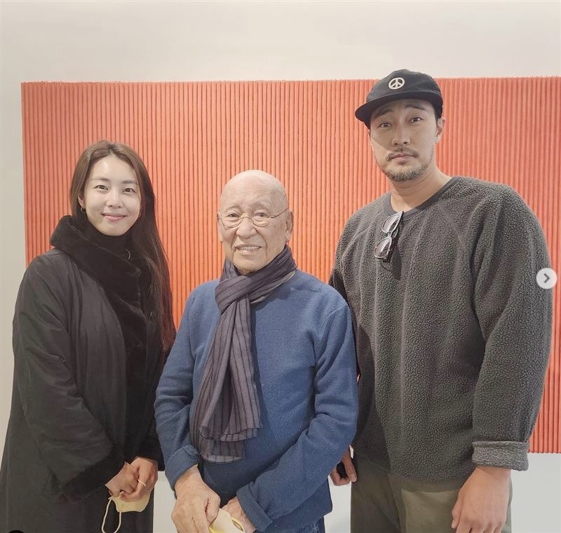 苏志燮婚后首度与小17岁嫩妻秀恩爱,女方肤白貌美紧挽老公手臂_腾讯