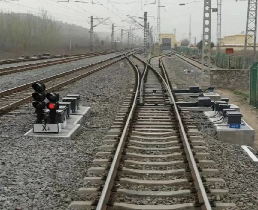 (信号机)绝大多数信号机都设在行车方向的左侧如果两线间距离不足以装