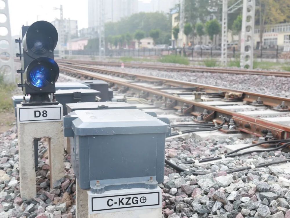(信号机)此外反方向运行进站信号机可设在列车运行方向的右侧其他特殊