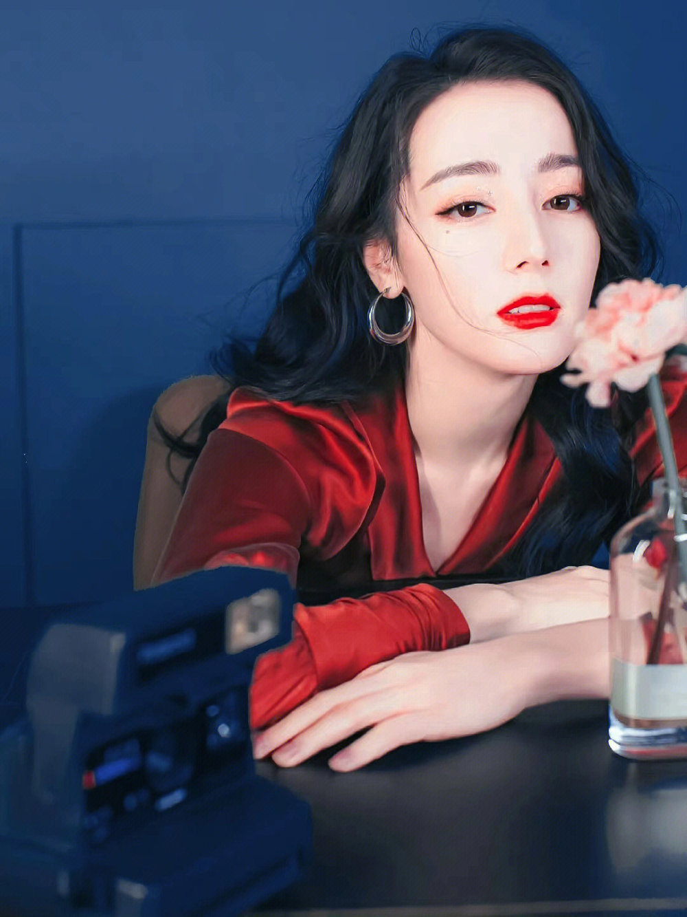 迪丽热巴还真是人间尤物呀,穿红色缎面礼服华丽精致,美得让人心动