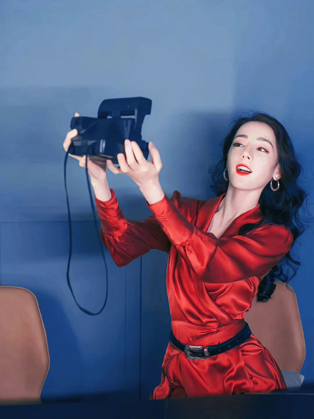 迪丽热巴还真是人间尤物呀,穿红色缎面礼服华丽精致,美得让人心动