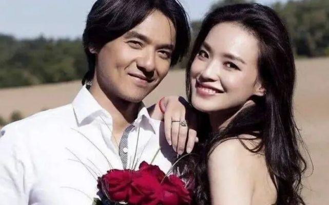 舒淇和老公现身郑伊健演唱会,晒亲密合影秀恩爱,一身红衣超亮眼