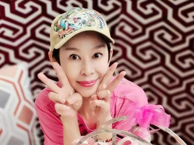 《正大综艺》主持李秀媛晒照,皮肤白嫩似少女,62岁单身游世界