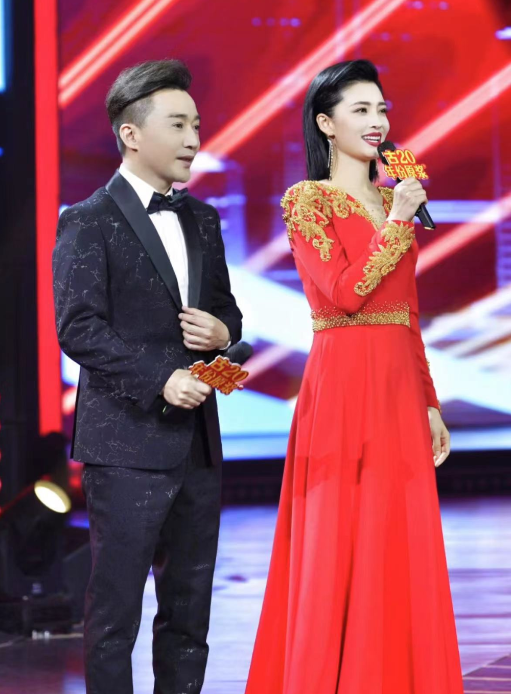 安徽美女主持马滢身体引担忧,坐轮椅携带拐杖,7人搀扶行走艰难