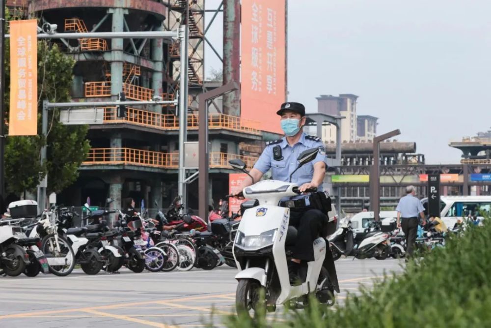 这里是首钢园，这里有一位北京警察，和关于TA们的故事……学生总结过去展望未来英语有关乘车不礼貌的笑话