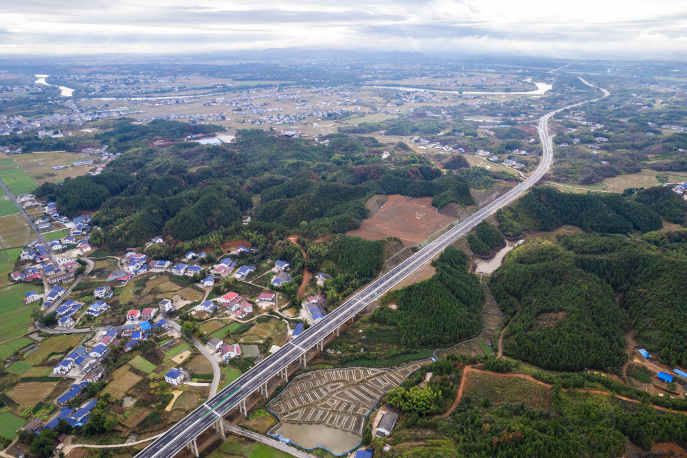 湖南首条智慧高速平益高速公路全线通车运营