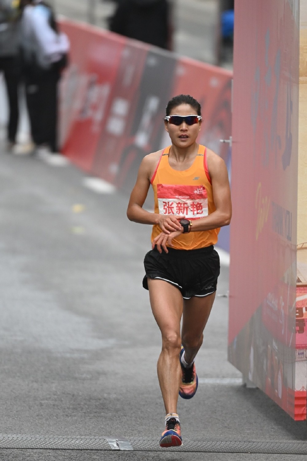 勇创佳绩斯凯奇精英运动员张新艳获2022上马女子组亚军