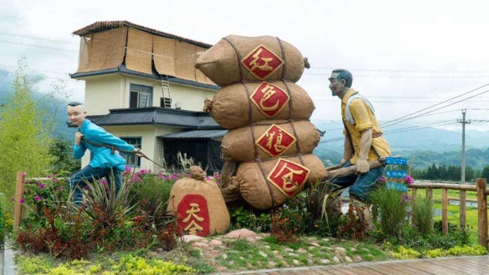 寓意粮食满仓的景观画墙,或排列整齐的仿粮仓建筑,可登高望远赏景的