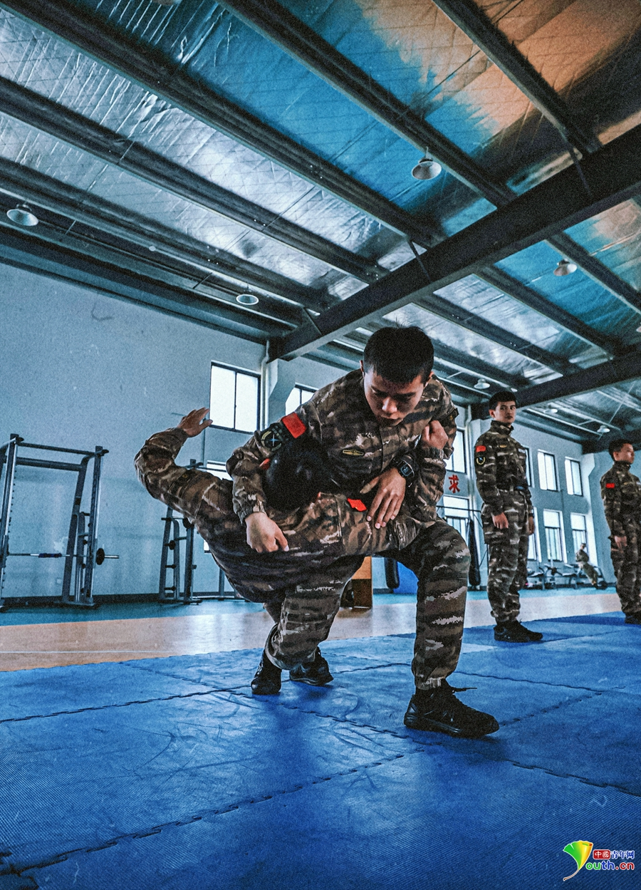 把训练场当成战场!直击武警特战队员考核现场