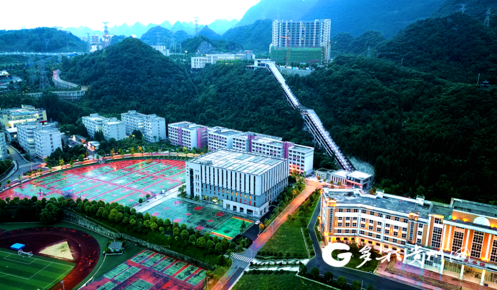 【新时代新征程新伟业】六盘水师院:创造育人环境,重型公交扶梯搭起"