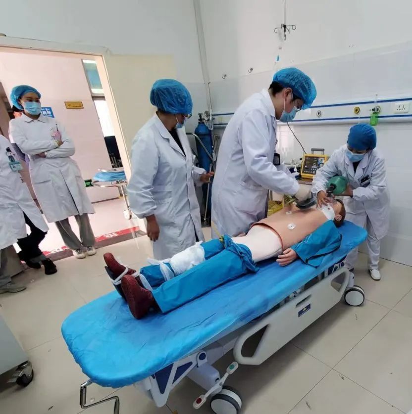 巴塘县人民医院成功抢救一名心脏骤停患者