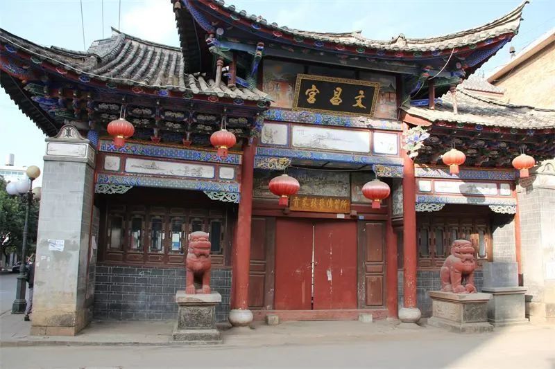 梁画栋,建造考究古典式汉族建筑,重檐歇山顶文昌宫门楼为重视人才培养