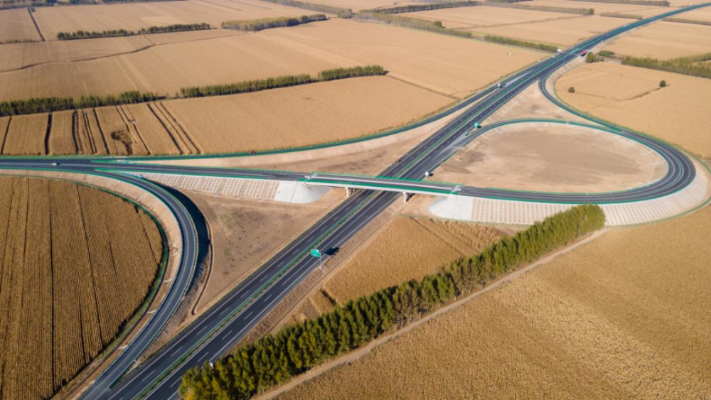 交工验收会上,哈肇项目公司有关同志介绍了项目概况