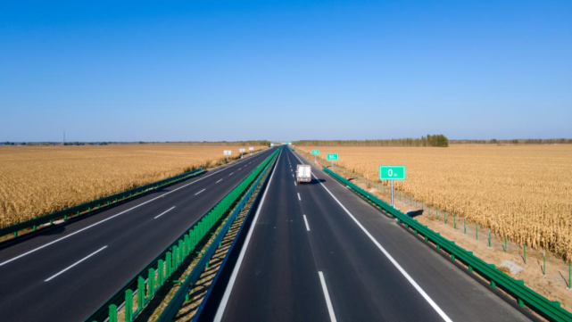 交工验收会上,哈肇项目公司有关同志介绍了项目概况