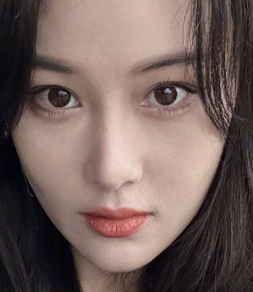 不过不得不承认张馨予的脸颊非常光滑细腻,鼻子上也不见黑头.