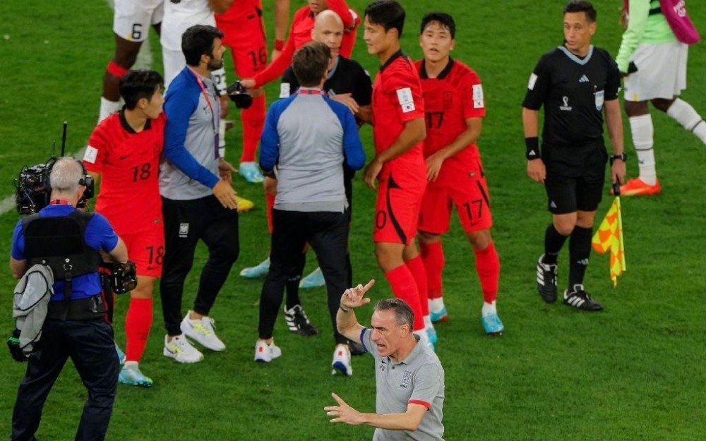 输球又输人！韩国被裁判偏袒还翻脸：主帅吃红牌停赛球迷倒戈高三上册英语书