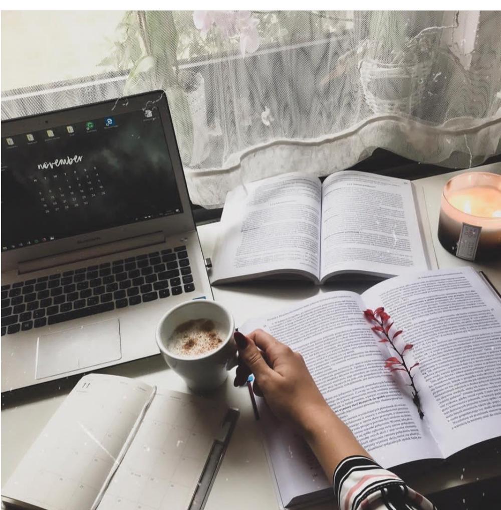 布置精致的书桌,整齐摆放的书本,各式各样的文具,配上伏案书写的画面