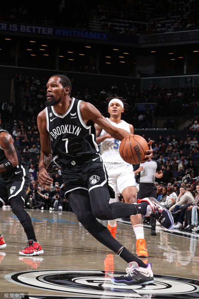 kd回来就连进两球,欧文再添两分,杜兰特助攻克拉克斯顿灌篮得手,篮网