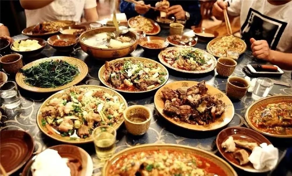 河北一家聚餐喝光4瓶30年茅台保姆拿走空瓶竟卖到天价