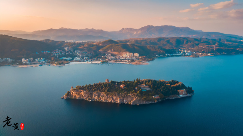 孤山岛,云南抚仙湖上唯一的独立岛屿,矗立湖心,宛如宝石_腾讯新闻