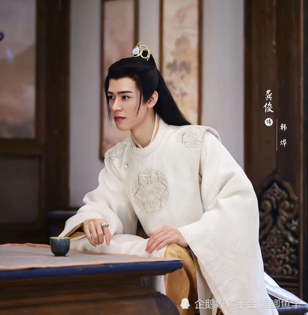 龚俊30岁生日,新剧海报狂拽帅炸天,不愧是天选小说男主!_腾讯新闻